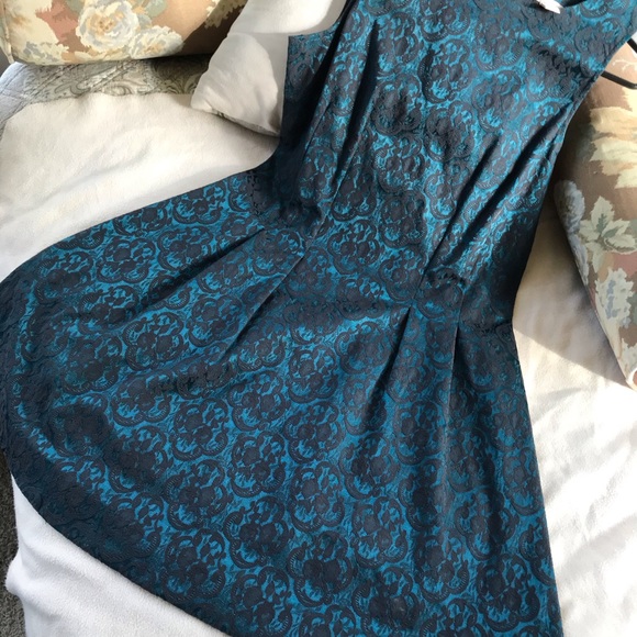 Dresses - Picture 4 of 8